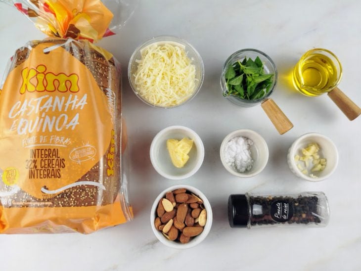 Uma bancada com os ingredientes da receita.