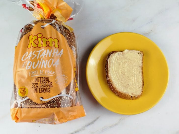 Um prato contendo uma fatia de pão com manteiga.