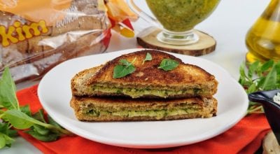 Sanduíche de frigideira com molho pesto e parmesão