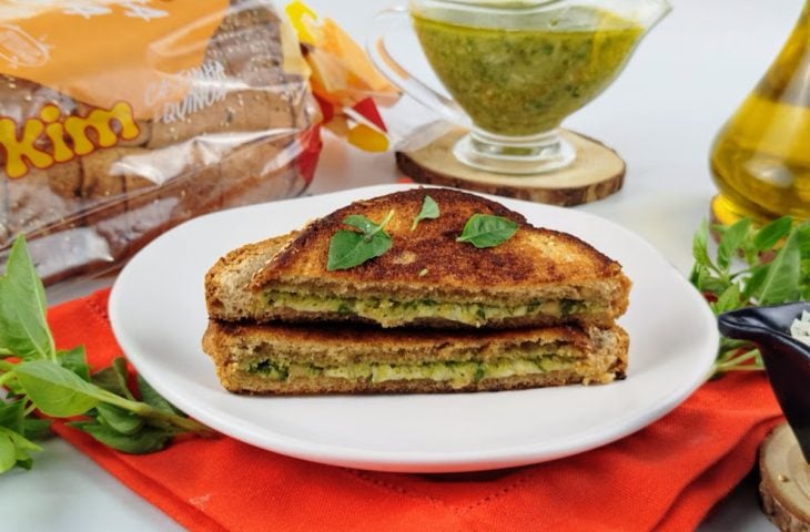 Sanduíche de frigideira com molho pesto e parmesão
