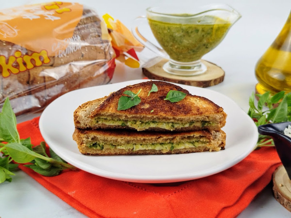 Sanduíche de frigideira com molho pesto e parmesão