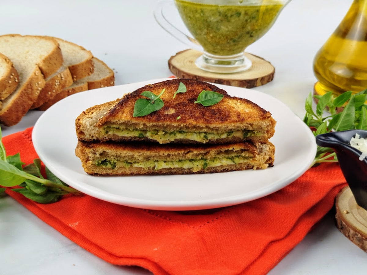 Sanduíche de frigideira com molho pesto e parmesão