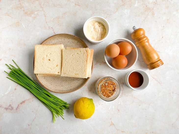 Bancada com os ingredientes do sanduíche.