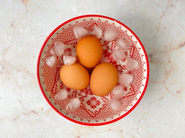 Ovos cozidos em tigela com água e gelo.