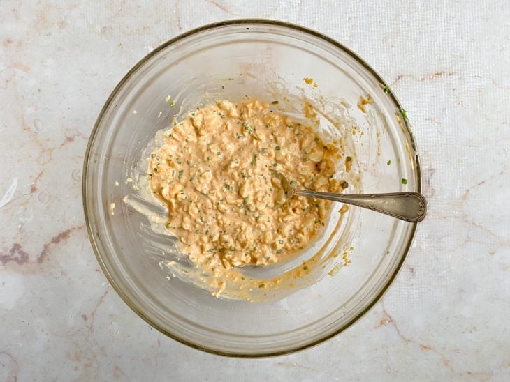 Tigela com a mistura dos ingredientes do molho.