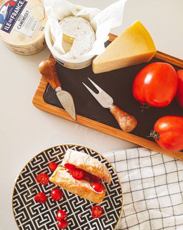 Sanduíche de queijo quente com tomate