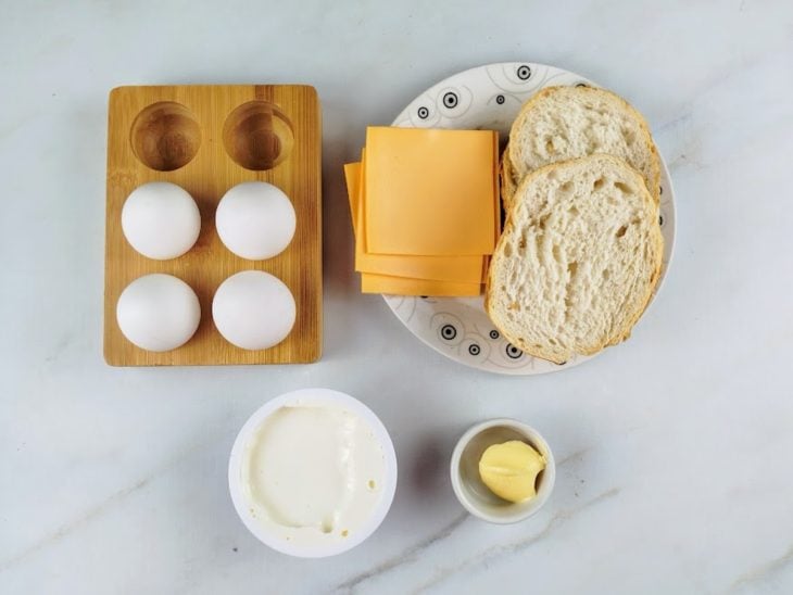 Ingredientes para a receita reunidos em uma superfície.