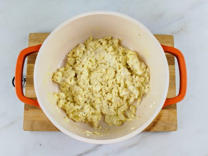 Ovos com cream cheese em uma panela.