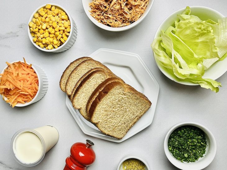 Ingredientes para a receita reunidos em uma bancada.