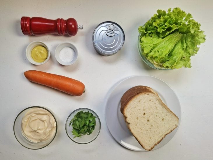 Ingredientes sobre a bancada.