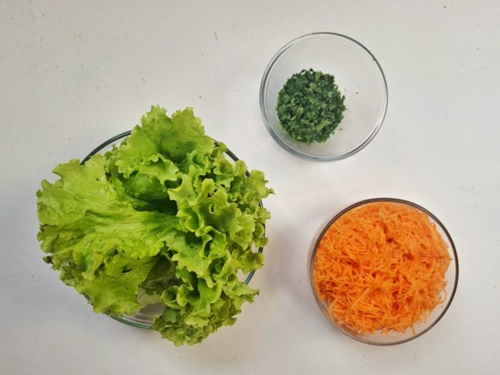 Vegetais higienizados e picados.