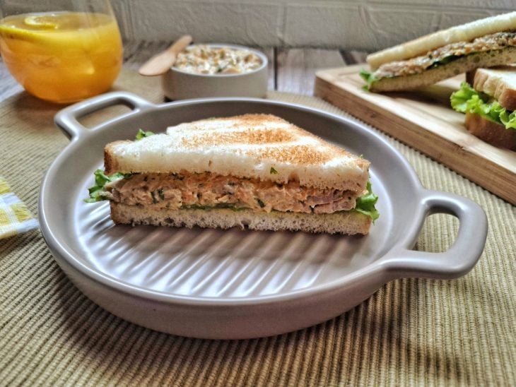 Um prato com sanduíche natural de atum simples.
