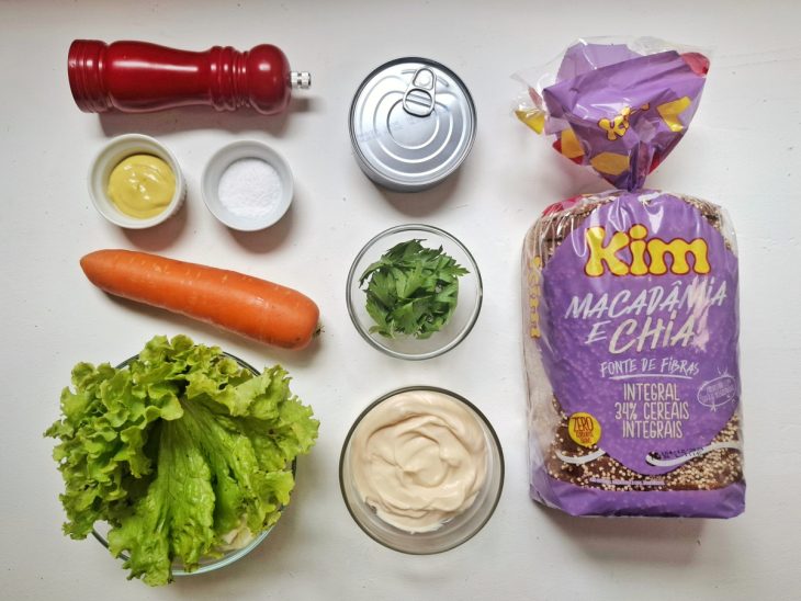 Ingredientes sobre a bancada.