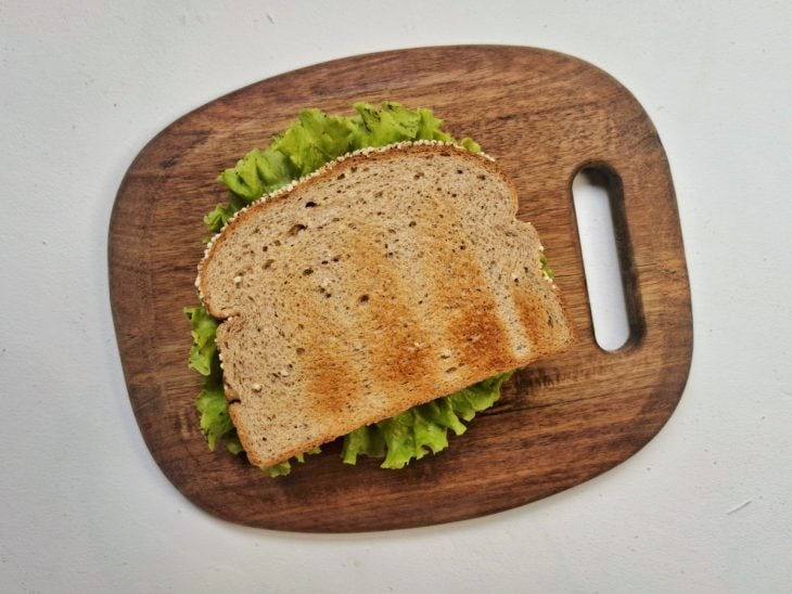 Sanduíche fechado após rechear.