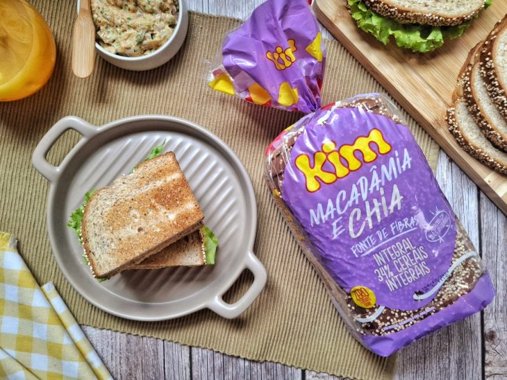 Um prato com sanduíche natural de atum simples.