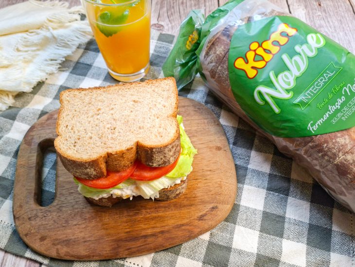 Sanduíche natural pronto, inteiro e servido para consumo.