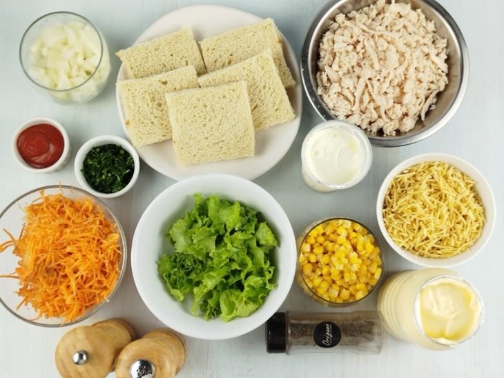 Ingredientes reunidos na bancada.