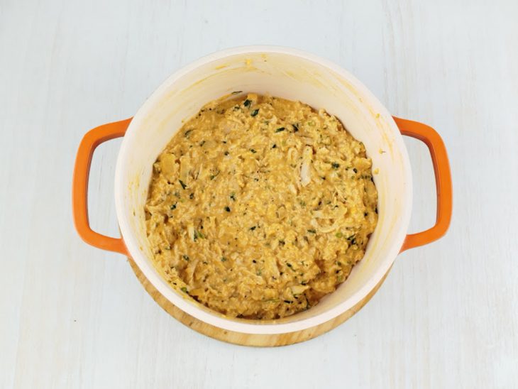 Requeijão e temperos adicionados na panela.