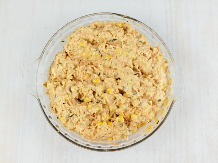 Recheio transferido para tigela, milho, cenoura e maionese adicionados.