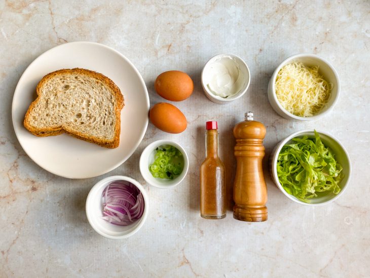 Ingredientes separados sobre a bancada.