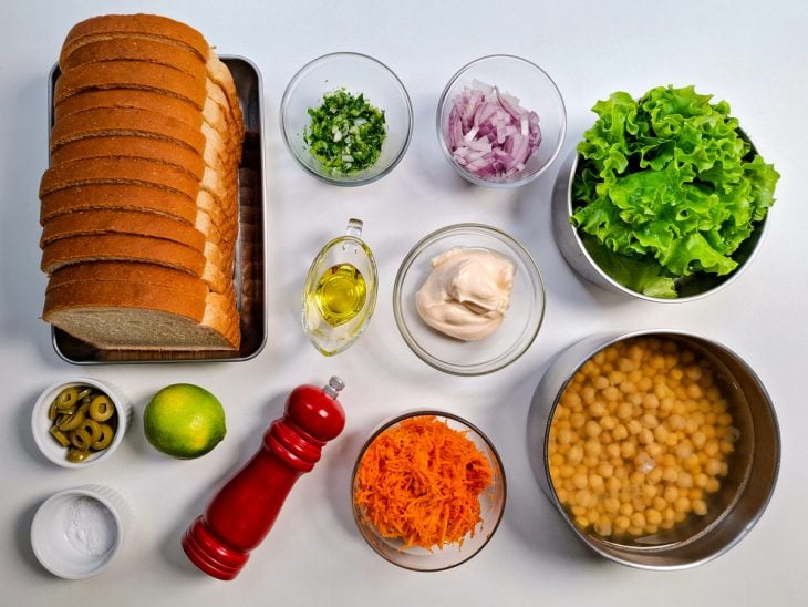 Ingredientes reunidos em uma bancada.