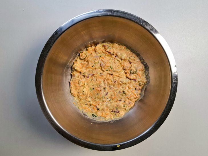 Suco de limão, sal e azeite adicionados ao recipiente.