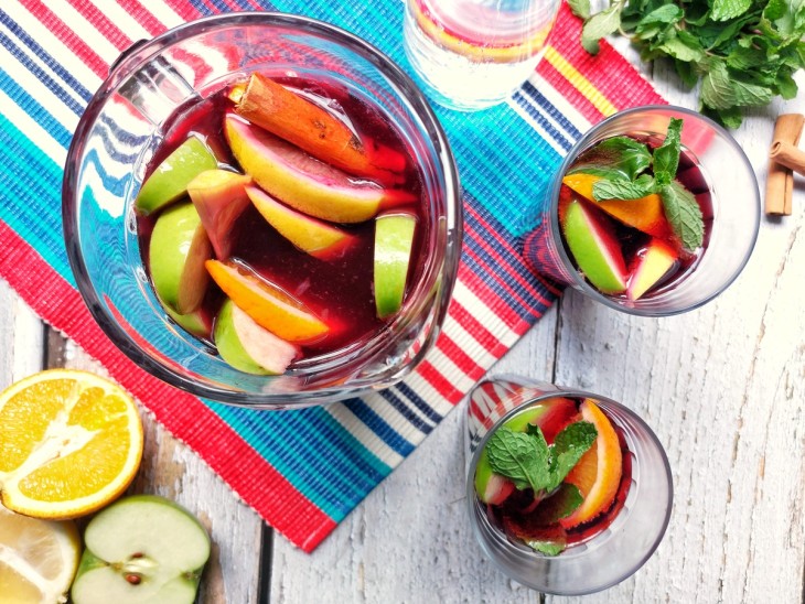 Sangria em uma jarra e servida em dois copos.