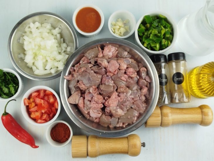 Ingredientes separados sobre a bancada.