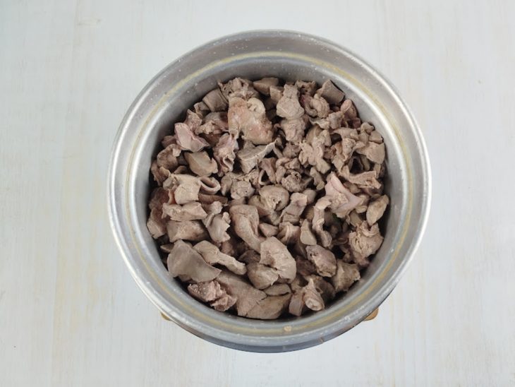 Miúdos sendo escaldados.