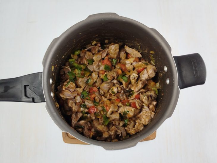 Miúdos refogando junto com os temperos e o molho de tomate.