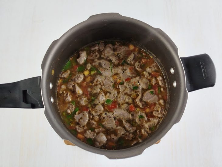 Água sendo adicionada até quase cobrir o preparo.