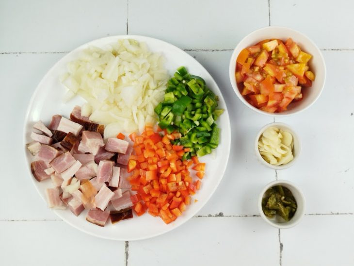 Ingredientes picados e separados para serem utilizados.