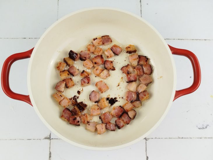 Bacon em cubos em uma panela.