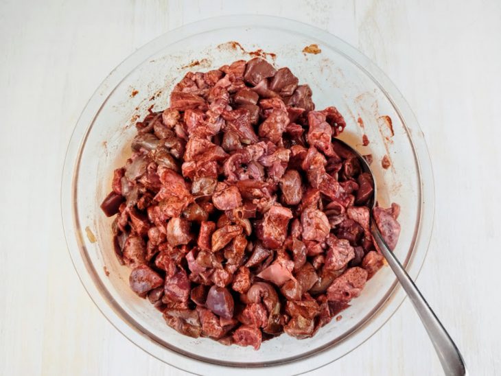 Miúdos em uma tigela com temperos.