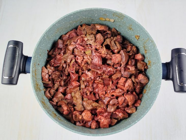 Miúdos temperados colocados em uma panela.