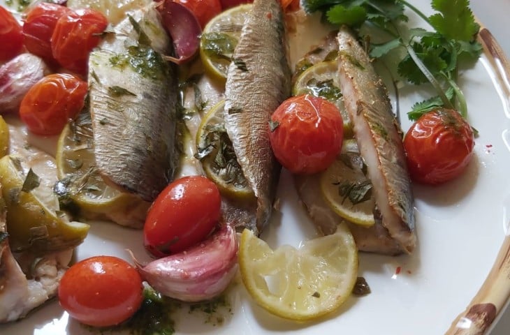 Sardinha ao forno com tomate e alho