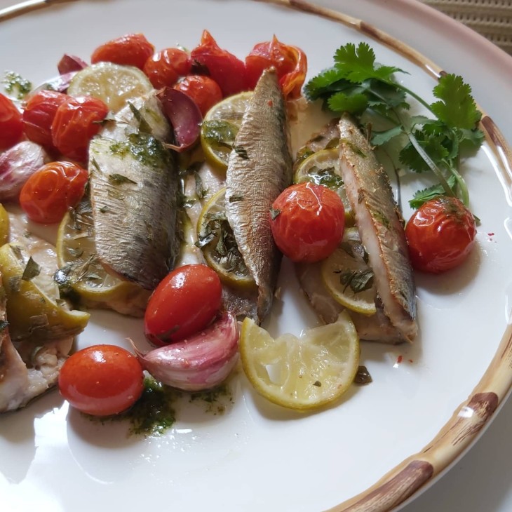 Sardinha ao forno com tomate e alho