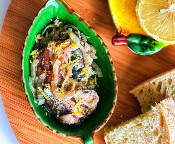 Sardinha com cebola dourada e limão-siciliano