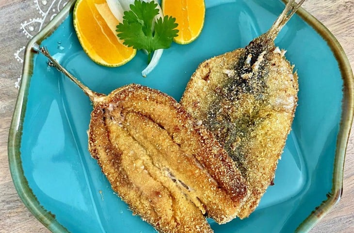 Sardinha frita com farinha de milho