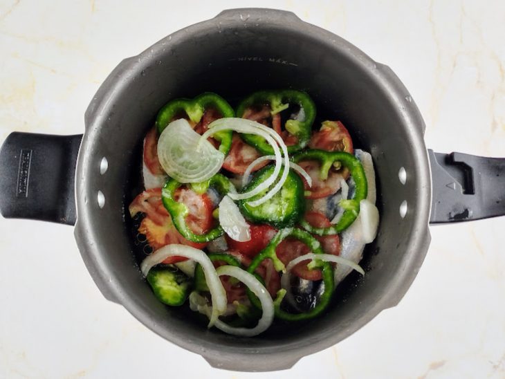 Tomate, pimentão, alho e cebola na panela.