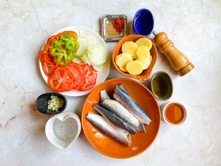 Ingredientes reunidos na bancada.