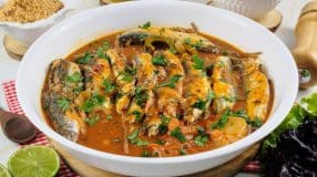 Sardinha na panela de pressão com molho de tomate