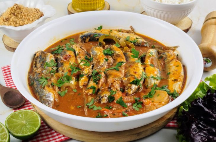 Sardinha na panela de pressão com molho de tomate
