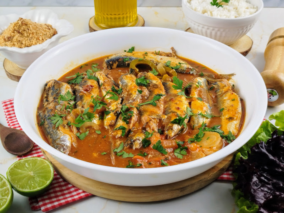 Sardinha na panela de pressão com molho de tomate