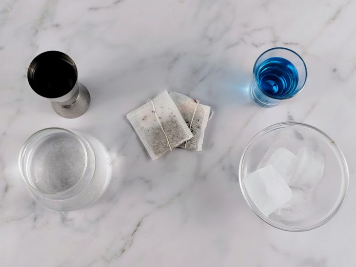 Ingredientes reunidos na bancada.