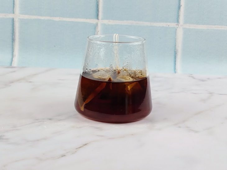 Sachês de chá infusionados na água.