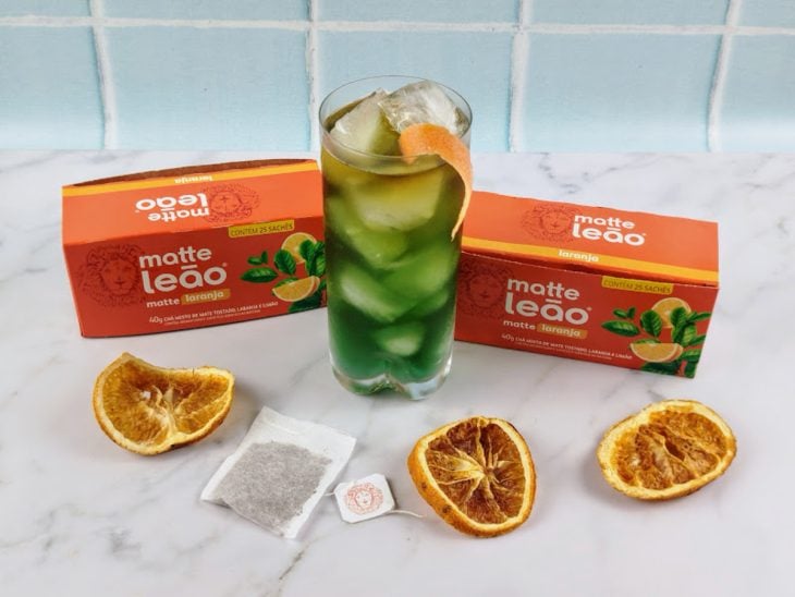 Screwdriver com chá mate pronto para consumo em um copo de vidro.