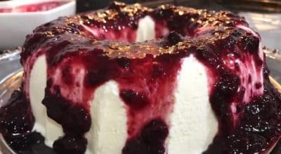 Semifreddo com calda de frutas vermelhas