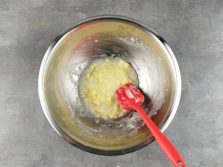 Ingredientes misturados na tigela.