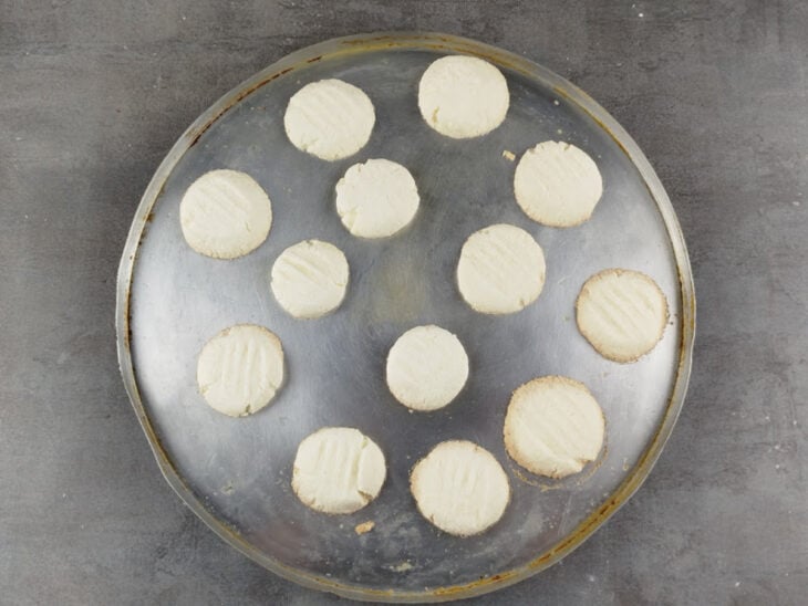 Sequilhos após tempo de forno, levemente dourados.